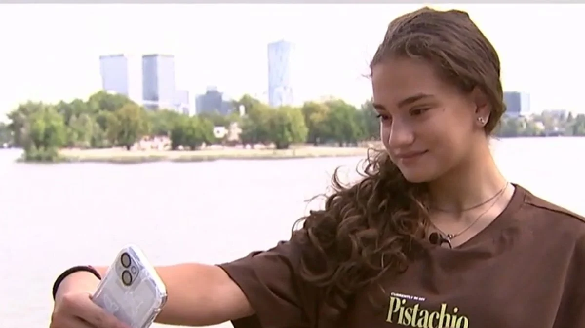 Amalia Lică as a teenager in an everyday moment Amalia Lică as a teenager in an everyday moment