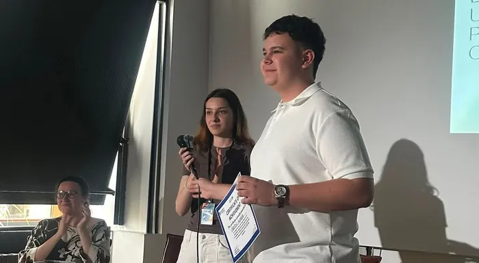 Nicholas Carstoiu - The announcement of the Mème la vérité winner